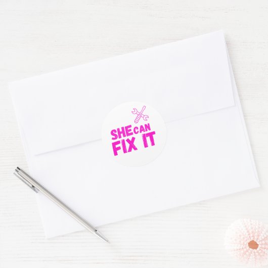 Rond She Can Fix It | Bold DIY Empowerment Sticker (Enveloppe)