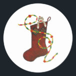 Rond Sock Singe Christmas Stocker Sticker<br><div class="desc">Le design de cet autocollant est tiré d'une peinture acrylique de Julia Morrill d'un bas de noël qu'elle avait fait et brodé avec un singe chaussette comme ceux qu'elle fabriquait.</div>