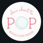 Rond Sticker Baby shower de bulle Pop Rose<br><div class="desc">Un autocollant baby shower avec le texte "Elle est sur le point de POP" avec l'illustration d'une bulle incorporée dans le design. Personnalisez le nom. Les invitations et autres articles correspondants sont disponibles à Jill's Paperie.</div>