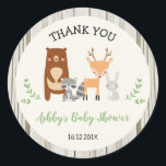 Rond Sticker Baby shower pour animaux de bois<br><div class="desc">Cet autocollant de baby shower à thème pour animaux de bois présente des cerfs, des ours, des lapins et du raton laveur sur un arrière - plan de papier d'aquarelle crème scannée. La frontière est un motif à grains de bois. Le design présente également quelques feuillages décoratifs. Même carte de...</div>