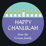 Rond Sticker Chanukah Menorah<br><div class="desc">Allumez la menorah et partagez votre joie sur Chanukah. Un message de fête couronné par un Chanukah menorah entièrement éclairé s'imprime contre des panneaux de violet et turquoise avec un motif en cercle subtil. Disponible dans des couleurs alternatives avec correspondance postale, photocard, carte et étiquette.</div>