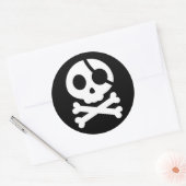 Rond Sticker crâne et os croisés (Enveloppe)
