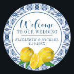 Rond Sticker Mariage citron bleu italien<br><div class="desc">Un joli autocollant de bienvenue décoré de citrons et de carreaux bleu italien. Parfait pour accueillir vos invités mariages Conçu pour vous par Blackberry Boulevard.</div>