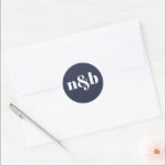 Rond Sticker Mariage Monogramme moderne<br><div class="desc">Un autocollant mariage monogramme moderne. Modifiez les initiales à l'aide de l'outil d'édition de Zazzle. Modifiez la couleur de l'arrière - plan en entrant l'outil de conception et en sélectionnant une autre couleur dans le sélecteur de couleurs. Sticker Mariage Monogramme moderne.</div>