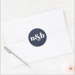 Rond Sticker Mariage Monogramme moderne<br><div class="desc">Un autocollant mariage monogramme moderne. Modifiez les initiales à l'aide de l'outil d'édition de Zazzle. Modifiez la couleur de l'arrière - plan en entrant l'outil de conception et en sélectionnant une autre couleur dans le sélecteur de couleurs. Sticker Mariage Monogramme moderne.</div>