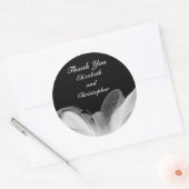 Rond Sticker Merci en plumes blanches (Enveloppe)