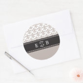 Rond Sticker Monogramme Mariage Taupe Fleur de lis. (Enveloppe)