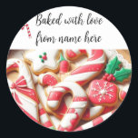 Rond Sticker pour forfait Christmas Home Baked Cookies<br><div class="desc">Préparez vos forfaits cadeaux de vacances faits maison avec ces étiquettes de biscuits dynamiques. Ils présentent des biscuits à sucre en forme de sucres de canne et des modèles de flocon et de flocon de neige habillés de glace royale. Personnalisez-les en ajoutant votre nom.</div>