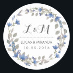 Rond Sticker vintage Fleur Bleue Fleur Wreath Wedding F<br><div class="desc">Vintage et rustique mariage à couronne florale merci sticker. Décoré avec des dessins aquarelles de fleurs, feuilles et baies. Monogramme autocollant pour les sceaux de mariage ou d'enveloppe faire-part de mariage. Customiser le libellé pour toute occasion spéciale. Bonsoir de printemps, étiquette de douche nuptiale, fête d'anniversaire, dîner fiançailles, baby shower...</div>