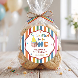 Rond Un sticker de chapeau amusant pour fête d'annivers