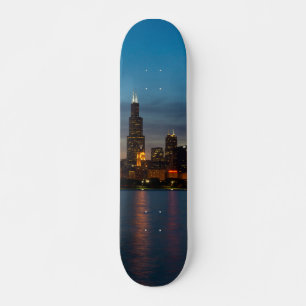 Rond Willis 's nachts Skateboard