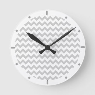 Ronde Chevrons Gris Sur Horloge Mur Blanc