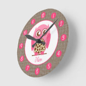 Ronde Girafe et horloge personnalisée par hibou rose (Angle)