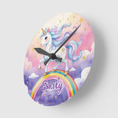 Ronde Horloge avec nom éditable Licorne sur Arc-en-Ciel (Angle)