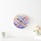 Ronde Horloge avec nom éditable Licorne sur Arc-en-Ciel (Maison)