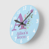 Ronde Horloge avec une image florale et nom Ailsa et ini (Angle)