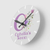 Ronde Horloge dans un design floral avec nom et initiale (Angle)