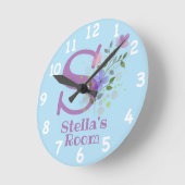 Ronde Horloge dans un design floral avec nom et initiale (Angle)