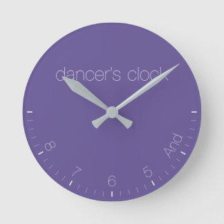 Ronde Horloge de la danseuse du pantone Ultra Violet 201