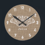 Ronde Horloge de papillon inspirée par Burlap<br><div class="desc">Une horloge avec une photo de burlap comme arrière - plan. Illustration du papillon au centre. Personnalisez avec votre nom.</div>