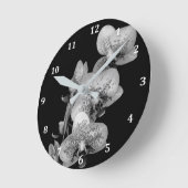 Ronde Horloge en noir et blanc avec orchidées (Angle)
