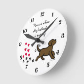 Ronde Horloge mignonne de trot de Labrador de chocolat (Angle)