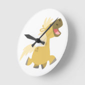 Ronde Horloge mignonne riant caricature Pony (Angle)