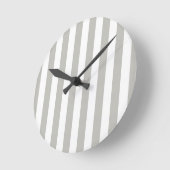 Ronde Horloge rayée grise et blanche (Angle)