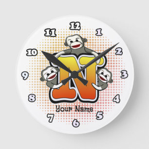 Ronde Horloge singe en chaussette monogrammée N