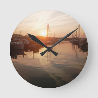 Ronde Lever de soleil méditerranéen sur une horloge mura