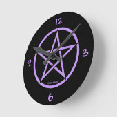 Ronde Pentacle Pentagram Horloge par Cheeky Witch! (Angle)