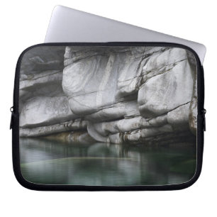 Ronde Rock Cliff door Verzasca River Laptop Sleeve