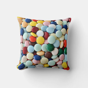 Ronde snoepjes in verschillende kleuren kussen