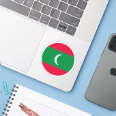Ronde sticker met vlag van Malediven (Laptop met iPhone)