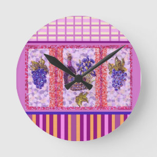 Ronde Vin Et Raisins Avec Plaid Et Frappes Mur Horloge