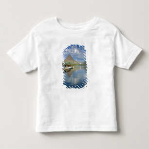 Rondvaartboot aangemeerd bij Two Medicine Lake in Kinder Shirts