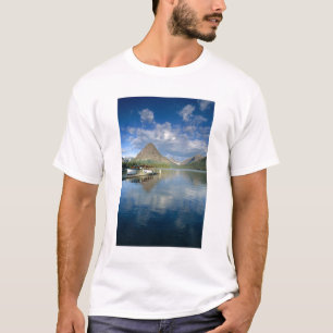 Rondvaartboot aangemeerd bij Two Medicine Lake in T-shirt