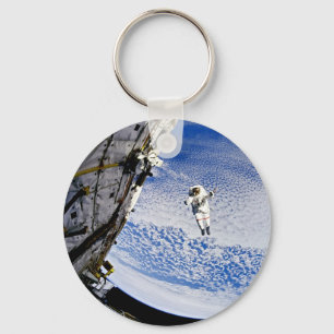 Rondwandeling van astronaut in de ruimte sleutelhanger