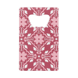 Rood, beige bloemen, naadloos behangpatroon. kredietkaart flessenopener
