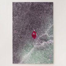 Rood blad met gespikkeld zand