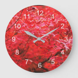 Rood blad overal op grote klok