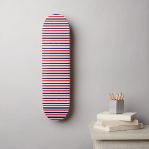 Rood, blauw en wit streepjespatroon skateboard