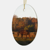 Rood bruin paard, herfst bossen. keramisch ornament (Links)
