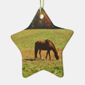 Rood bruin paard in de herfstbomen keramisch ornament (Links)