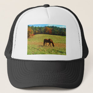 Rood bruin paard in de herfstbomen trucker pet