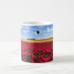 Rood en geel Tulpveld met luchtballon Koffiemok