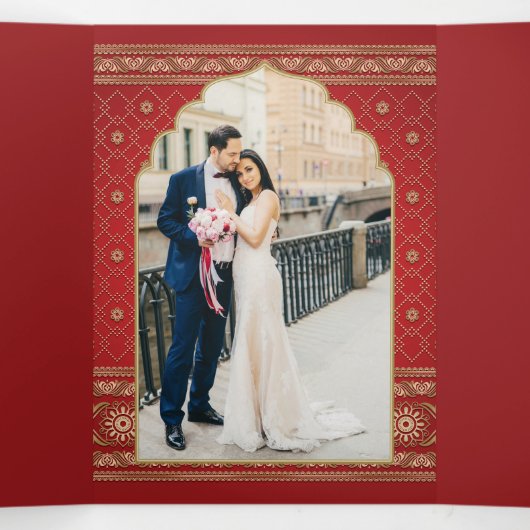 Rood en goudbollywood Style Indiaas huwelijk Drieluik Uitnodiging (Binnenkant midden)