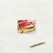Rood- en goudkerstrackers post-it® notes (Op bureau)
