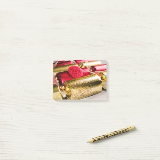Rood- en goudkerstrackers post-it® notes (Op bureau)