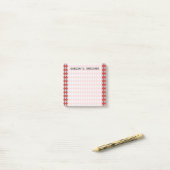 Rood en grijs diamantpatroon + aangepaste naam post-it® notes (Op bureau)